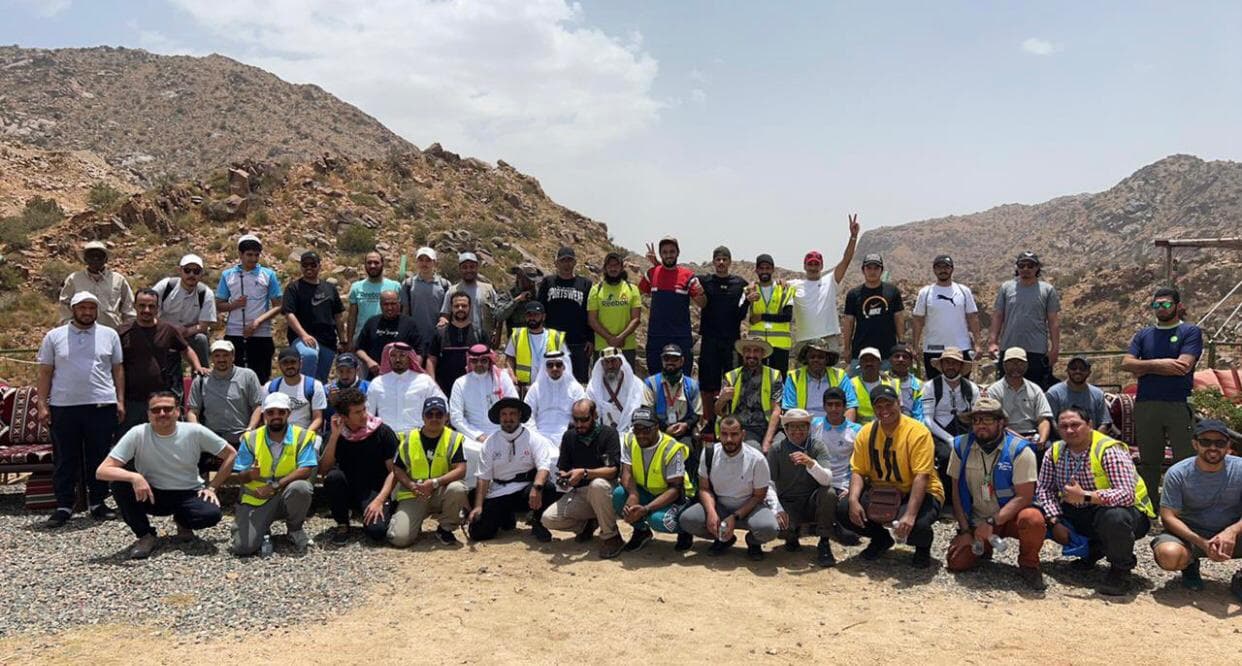 أعضاء جمعية مشاة الطائف في أحد مسارات جبال الطائف